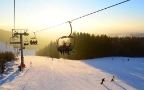 Die Skiwelt Schöneck besitzt mehrere Pisten, zwei schöne Skihänge, viele Loipen und ist als Skigebiet sehr beliebt.